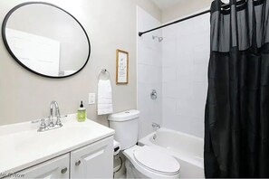 Hair dryer, towels, soap, toilet paper - Tremont’s Finest! Close to Hospitals, Downtown and Colleges!! (Cleveland)