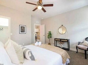 2 bedrooms, iron/ironing board, WiFi, bed sheets - Tremont’s Finest! Close to Hospitals, Downtown and Colleges!! (Cleveland)