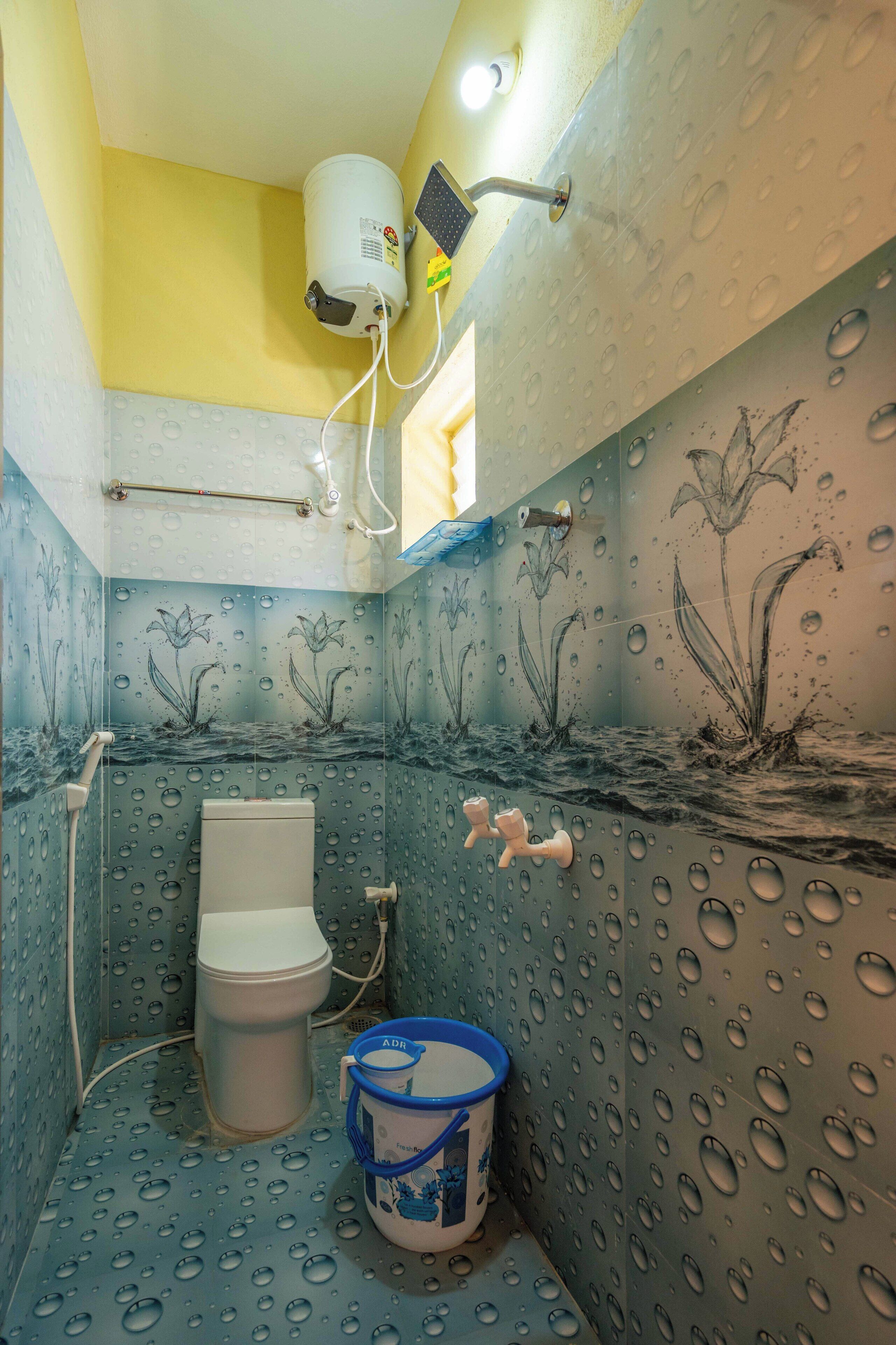 Bañera y ducha independientes, artículos de tocador gratuitos, toallas