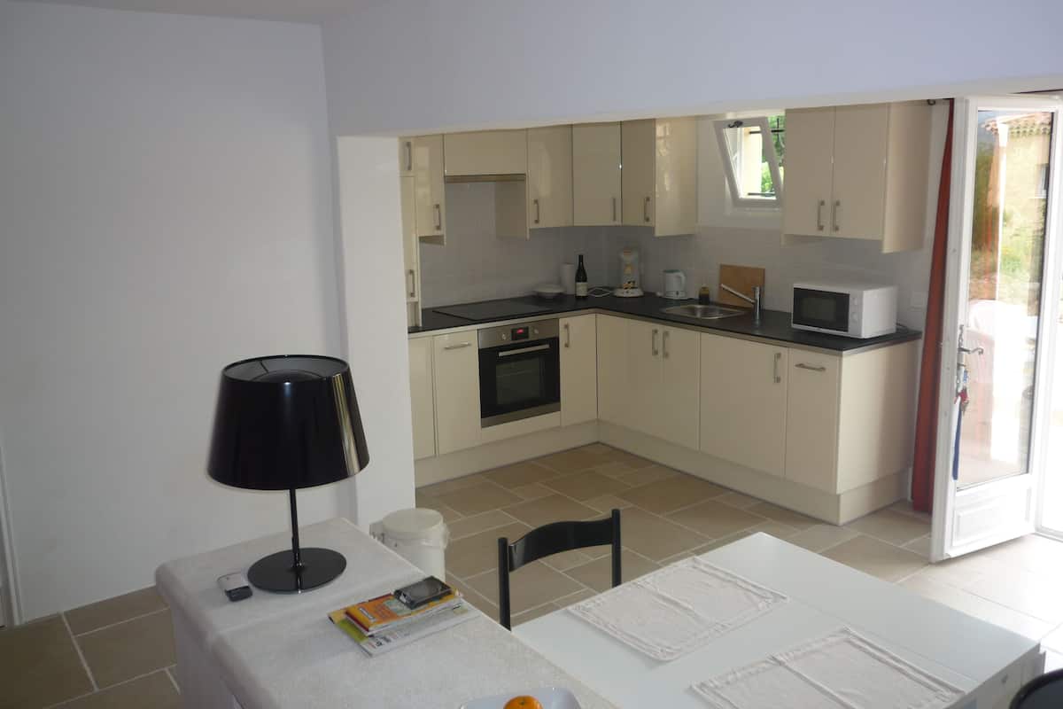 Studio – deluxe | Eget kjøkken | Mikrobølgeovn, ovn, kokeplater og oppvaskmaskin