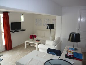 Deluxe Studio | Living area - VillaFleuryAppartement (Montbrun-les-Bains)