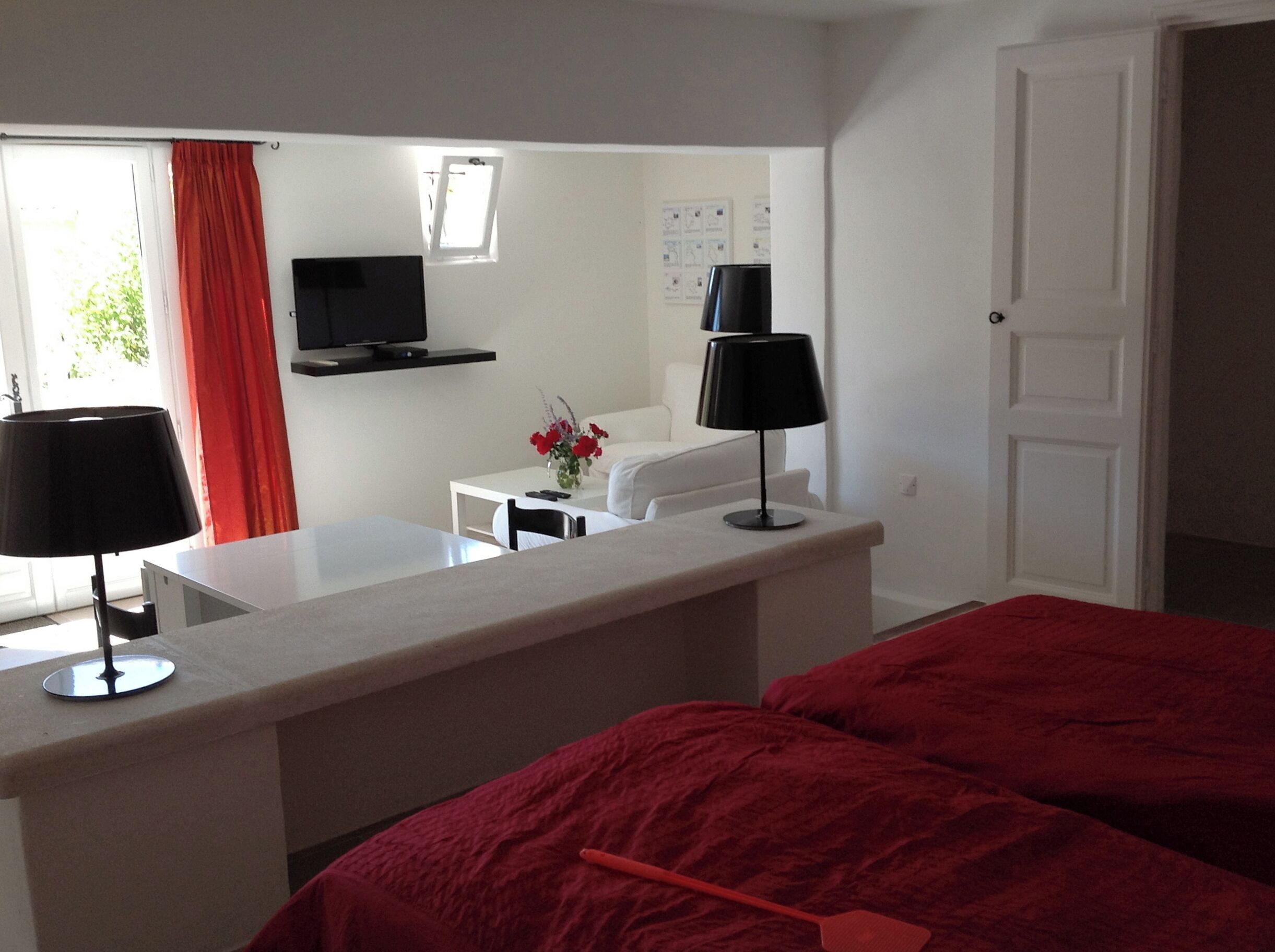 Studio Deluxe | Bàn, khu vực làm việc phù hợp cho laptop 