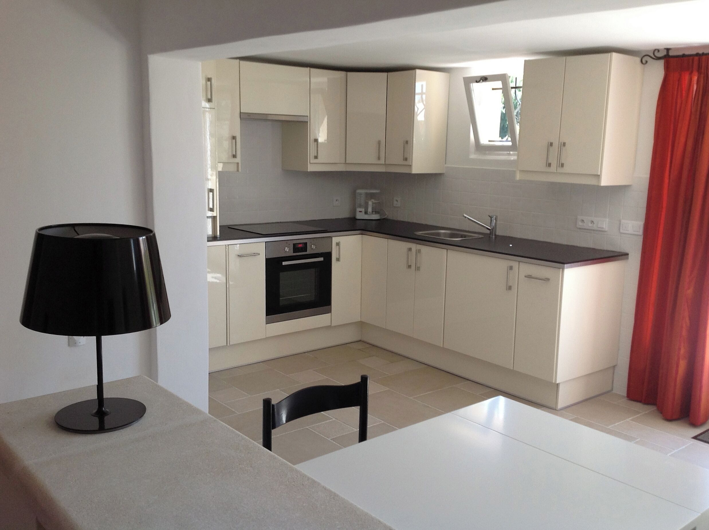 Deluxe Studio | Private kitchen | Microwave, oven, stovetop, dishwasher