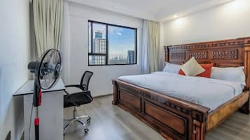 Appartement Deluxe, balcon, vue sur la ville | Coffre-fort, système d’insonorisation, fer et planche à repasser