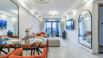 Appartamento Deluxe, balcone, vista città | Area soggiorno