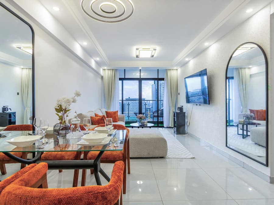Apartamento luxo, sacada, vista para a cidade | Área de estar