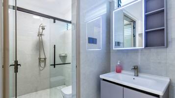Apartamento Deluxe, balcón, vistas a la ciudad | Baño | Zapatillas