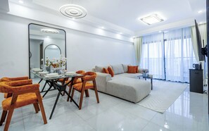 Deluxe-huoneisto, parveke, kaupunkinäköala | Oleskelualue