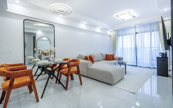 Deluxe Apartment, Balcony, City View | Living area