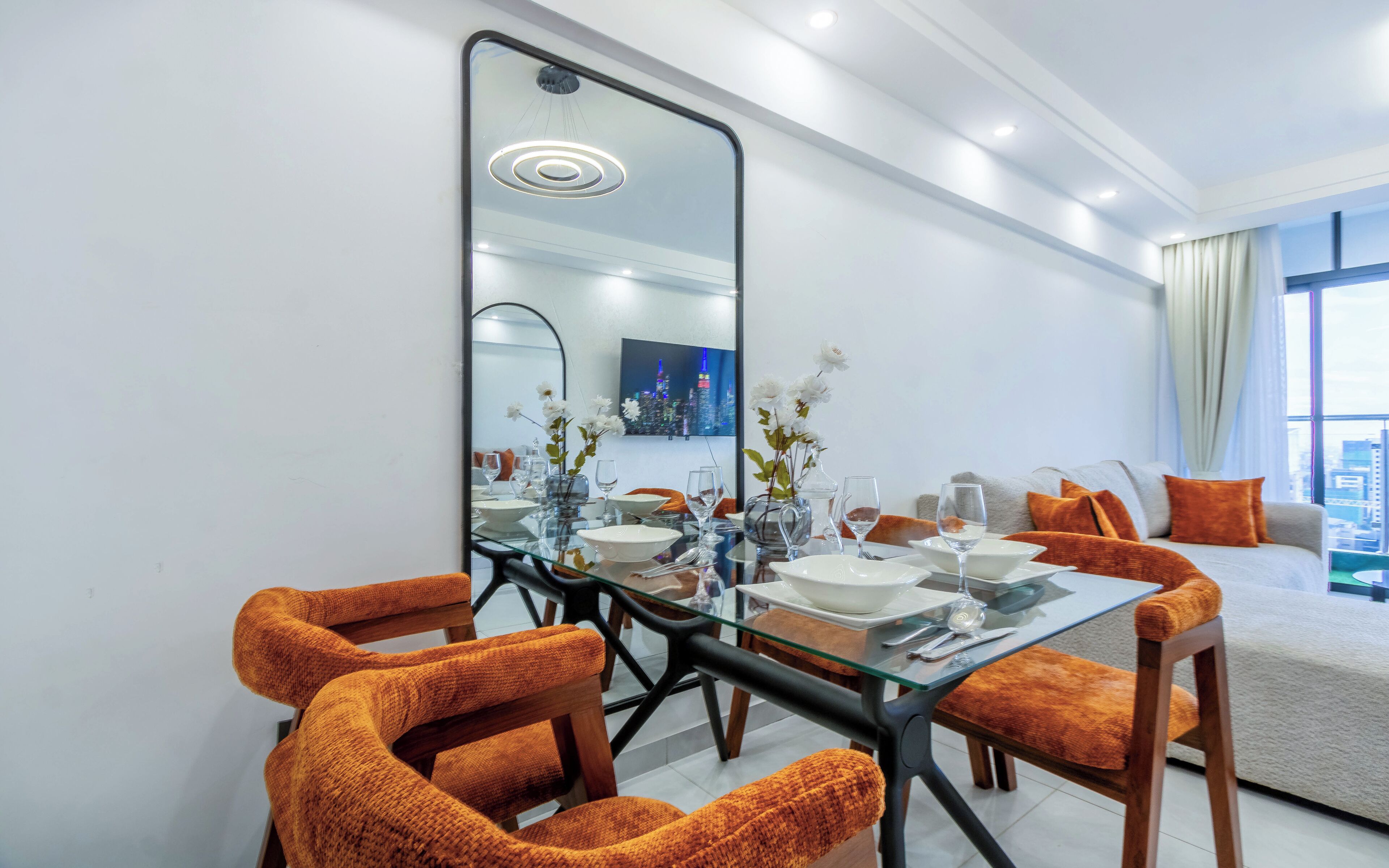 Deluxe-huoneisto, parveke, kaupunkinäköala | Tallelokero huoneessa, äänieristys, silitysrauta/-lauta, ilmainen Wi-Fi