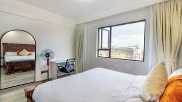 Deluxe-huoneisto, parveke, kaupunkinäköala | Tallelokero huoneessa, äänieristys, silitysrauta/-lauta, ilmainen Wi-Fi