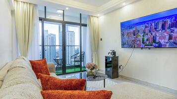 Deluxe-huoneisto, parveke, kaupunkinäköala | Tallelokero huoneessa, äänieristys, silitysrauta/-lauta, ilmainen Wi-Fi