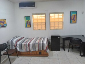 1 slaapkamer, een strijkplank/strijkijzer, wifi, beddengoed