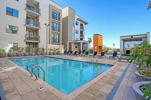 Outdoor pool - Pure Suites 2 Bed Downtown Phoenix Pool Gym (Phoenix)
