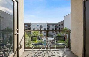 Outdoor dining - Pure Suites 2 Bed Downtown Phoenix Pool Gym (Phoenix)