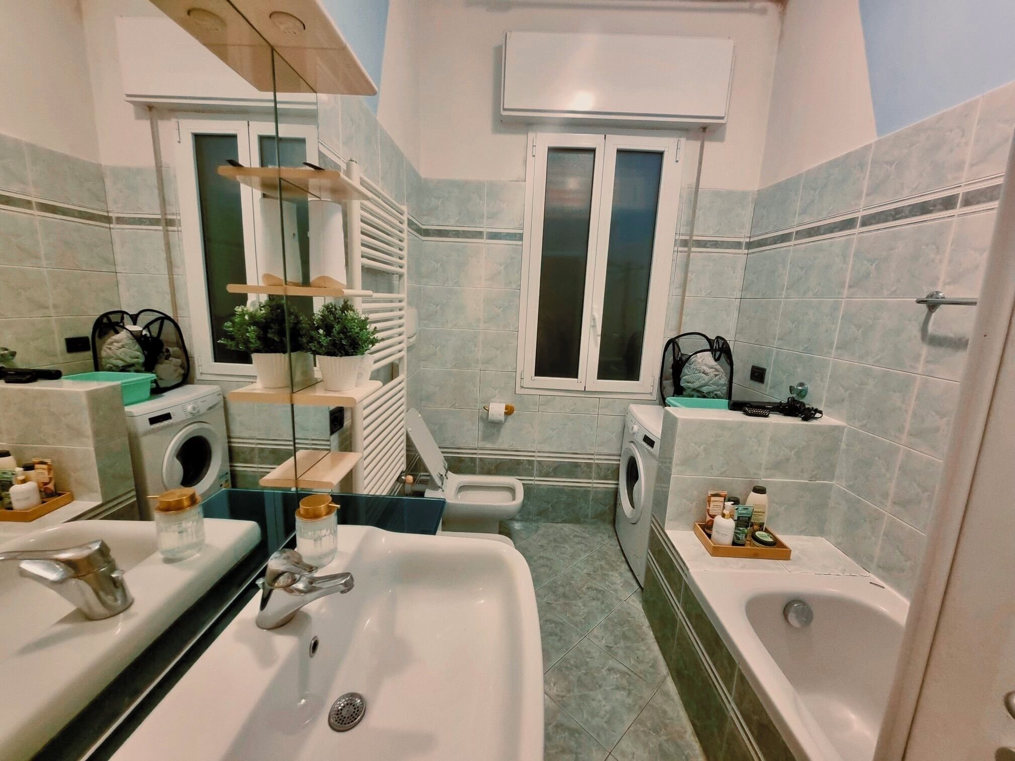 Sèche-cheveux, serviettes fournies, papier toilette