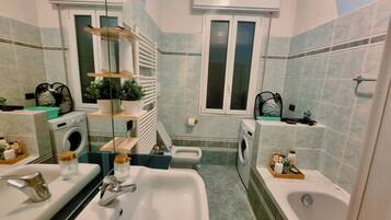 SĂšche-cheveux, serviettes fournies, papier toilette