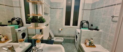 SĂšche-cheveux, serviettes fournies, papier toilette