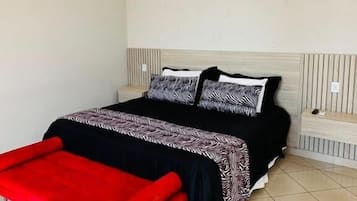 Luxe tweepersoonskamer, balkon, uitzicht op lagune | Een bureau, een laptopwerkplek, gratis wifi