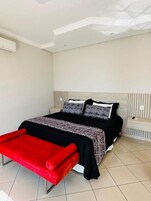 Escritorio, espacio para trabajar con laptop y wifi gratis