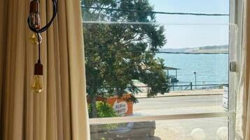 Deluxe Suite, Balcony, Lake View | Interior
