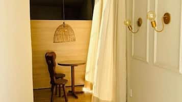 Deluxe Suite, Balcony, Lake View | Interior