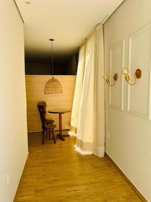 Suite Deluxe, balcón, vista al lago | Interior