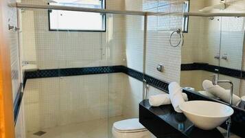 Habitación de lujo doble, balcón, vistas a la laguna | Baño | Bañera y ducha independientes, toallas, jabón y papel higiénico