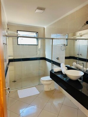 Luxe tweepersoonskamer, balkon, uitzicht op lagune | Badkamer | Een douche, gratis toiletartikelen, handdoeken, toiletpapier