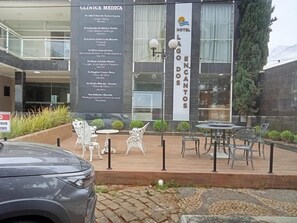 A hotel exterior with a list of medical professionals and a sign for 'Hotel Lago Encantos'. - Hotel Lago dos Encantos (Boa Esperança)