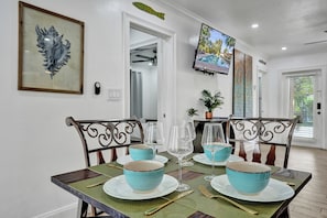 Dining - Modern 2BR Bungalow & Free Parking (Fort Lauderdale)