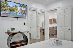 2 bedrooms, iron/ironing board, WiFi, bed sheets - Modern 2BR Bungalow & Free Parking (Fort Lauderdale)