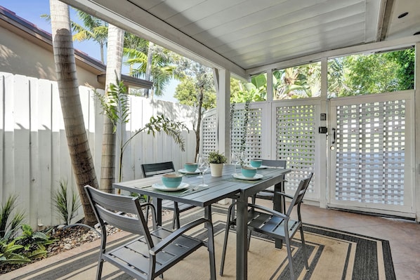 Outdoor dining - Modern 2BR Bungalow & Free Parking (Fort Lauderdale)
