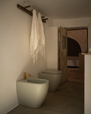 Shower, hair dryer, bidet, towels - Exclusive Trulli & Lamia with private pool near Alberobello (Noci)