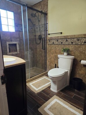 Regadera, toallas, jabón, papel de baño