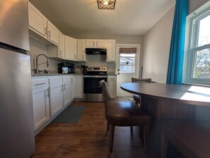 Frigorífico, microondas, horno y placa de cocina