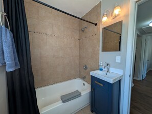 Towels - Cute 2BR Cottage w/ Kitchen & Laundry (Jacksonville)