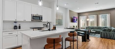 Refrigerador, microondas, horno y parrilla de estufa