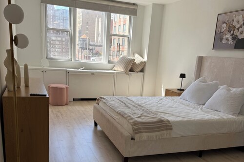 2 Bedroom- Midtown Manhattan apartment with Empire State Building View