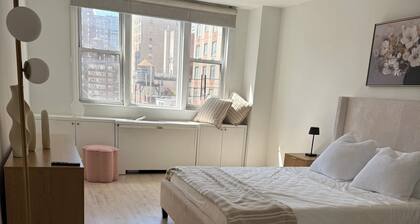 2 Bedroom- Midtown Manhattan apartment with Empire State Building View