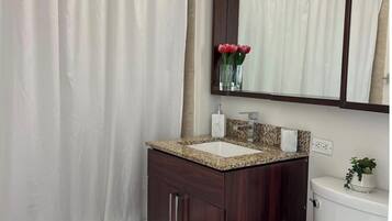 Een haardroger, handdoeken, zeep, toiletpapier