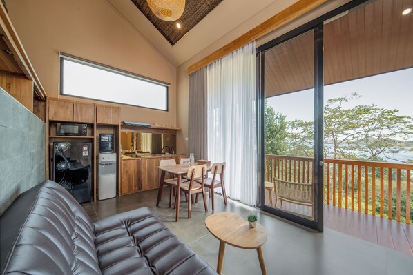 Chambre Deluxe, vue océan, en mezzanine | Coin séjour