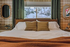 3 bedrooms, iron/ironing board, WiFi, bed sheets - Hot tub, close to trails, 5 minutes from Heavenly!  Welcome to Stonepine House (Stateline)