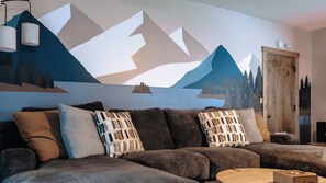 Living area - Hot tub, close to trails, 5 minutes from Heavenly!  Welcome to Stonepine House (Stateline)