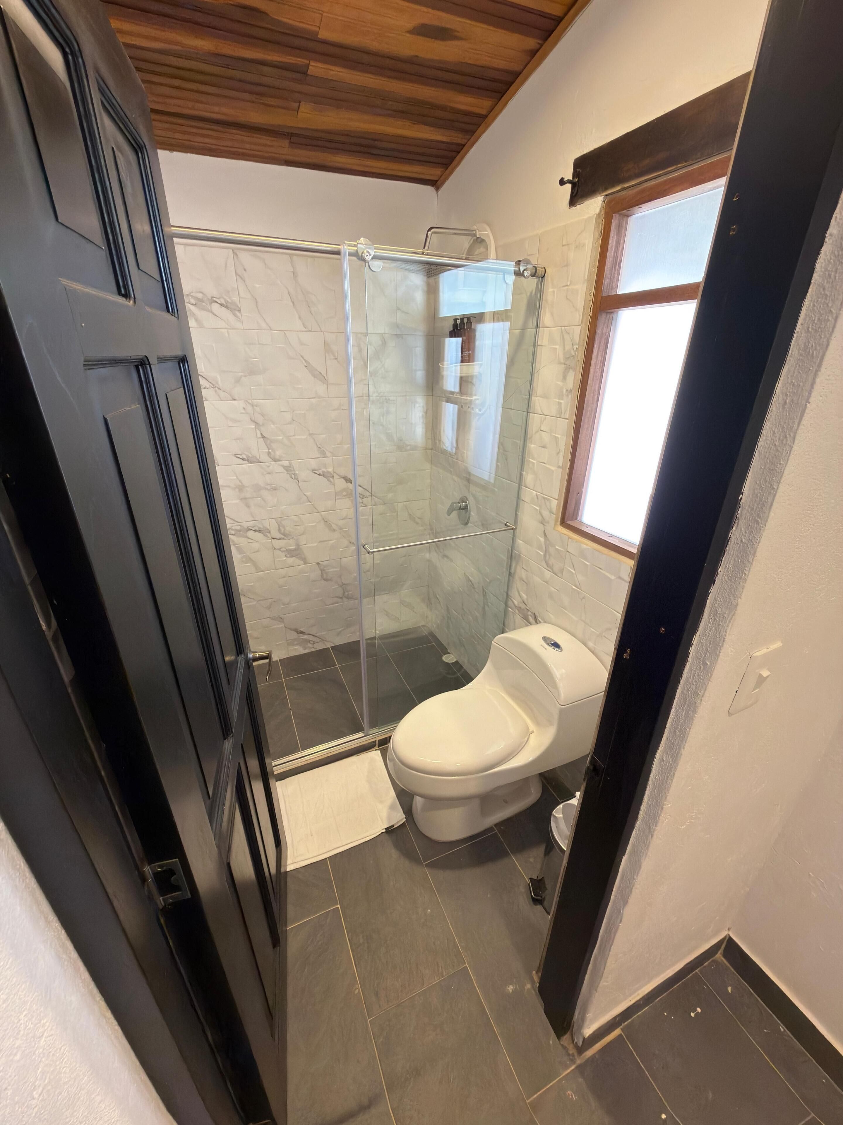 Habitación económica doble | Baño | Ducha, artículos de higiene personal gratuitos y secador de pelo