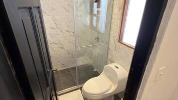 Habitación económica doble | Baño | Ducha, artículos de higiene personal gratuitos y secador de pelo