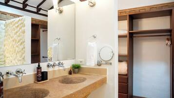 Suite Deluxe, vistes a la piscina | Bany | Dutxa, articles de tocador gratuïts, assecador de cabells i tovalloles