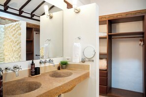 Suite Deluxe, vista a la alberca | Baño | Regadera, amenidades de baño gratuitas, secadora de cabello, toallas 