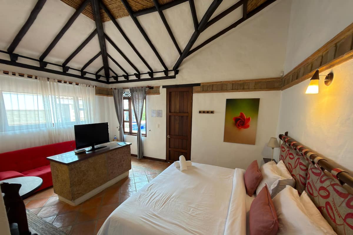 Suite, vue piscine | Wi-Fi gratuit