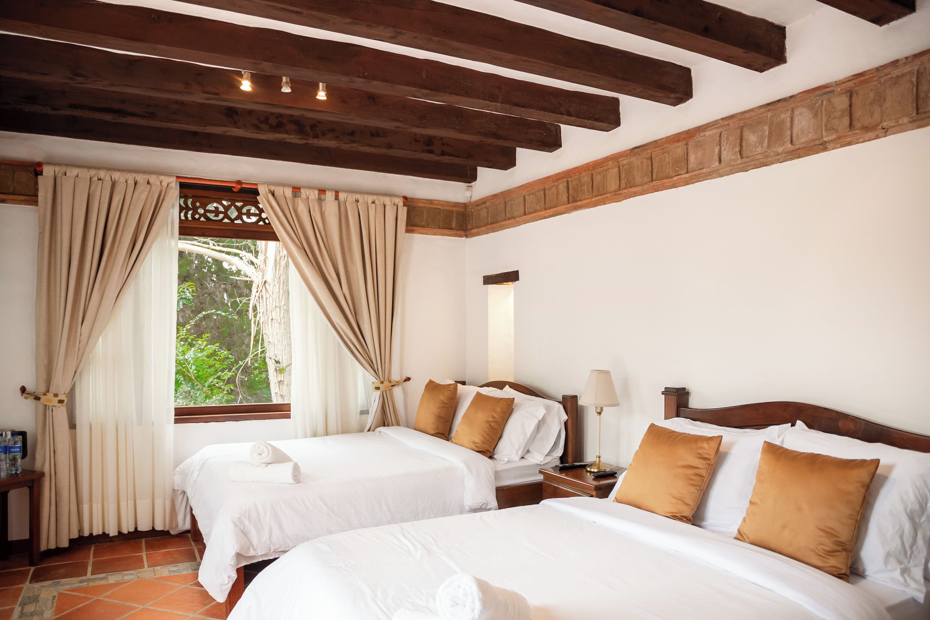 Chambre quadruple Prestige, vue sur la piscine | Accès au Wi-Fi (inclus)